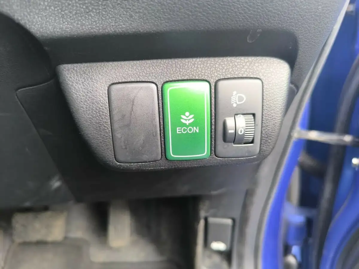 2012-honda-fit-13-hybrid-jazz-big-20