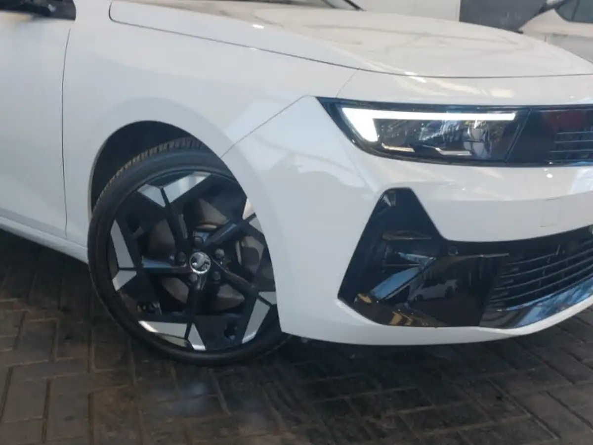 2023-vauxhall-astra-16-gse-180ps-hatchback-big-8