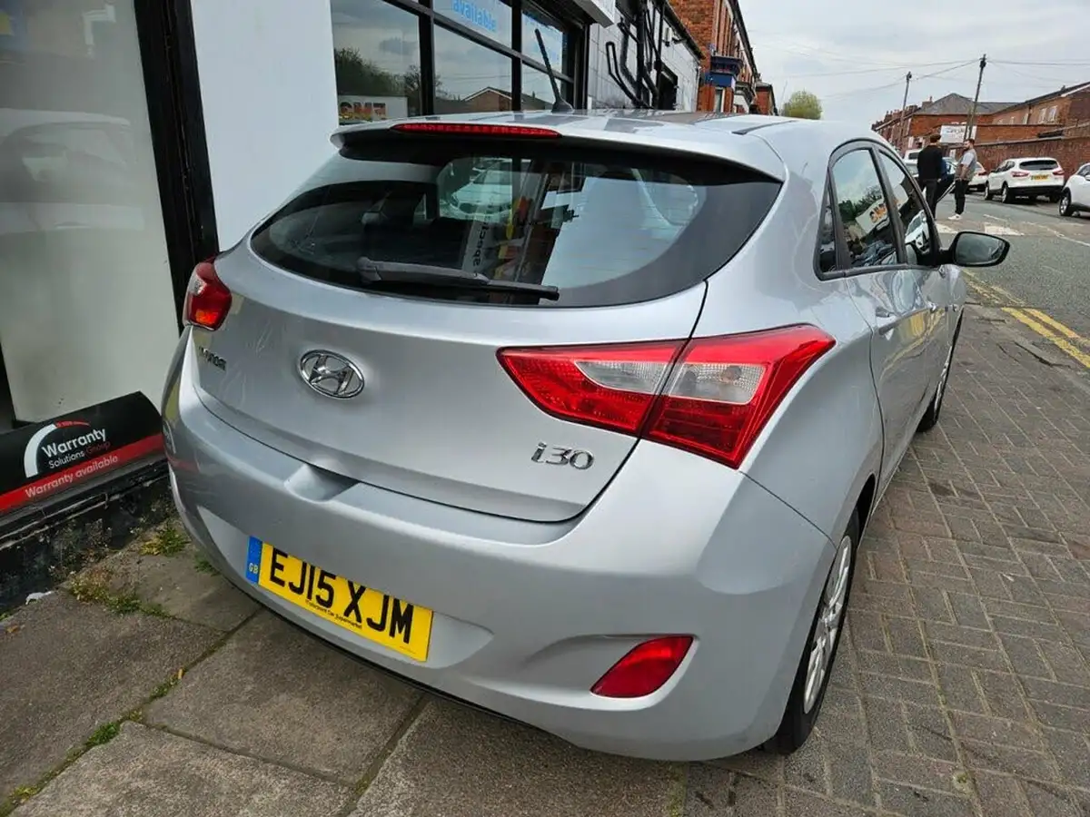 2015-hyundai-i30-16crdi-s-hatchback-big-12