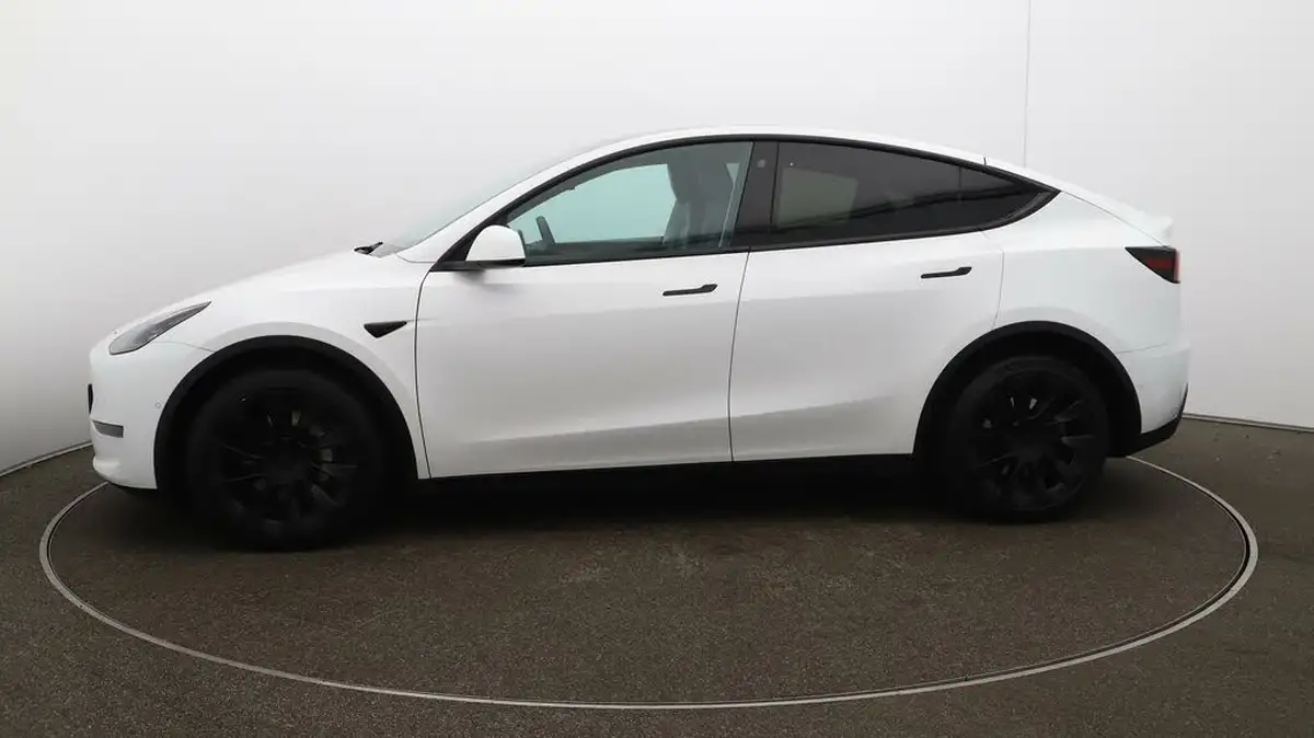 2022-tesla-model-y-e-long-range-big-56