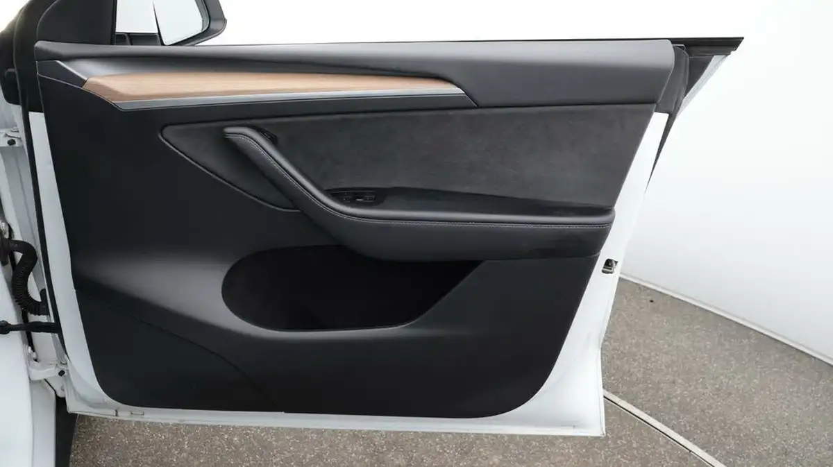 2022-tesla-model-y-e-long-range-big-15