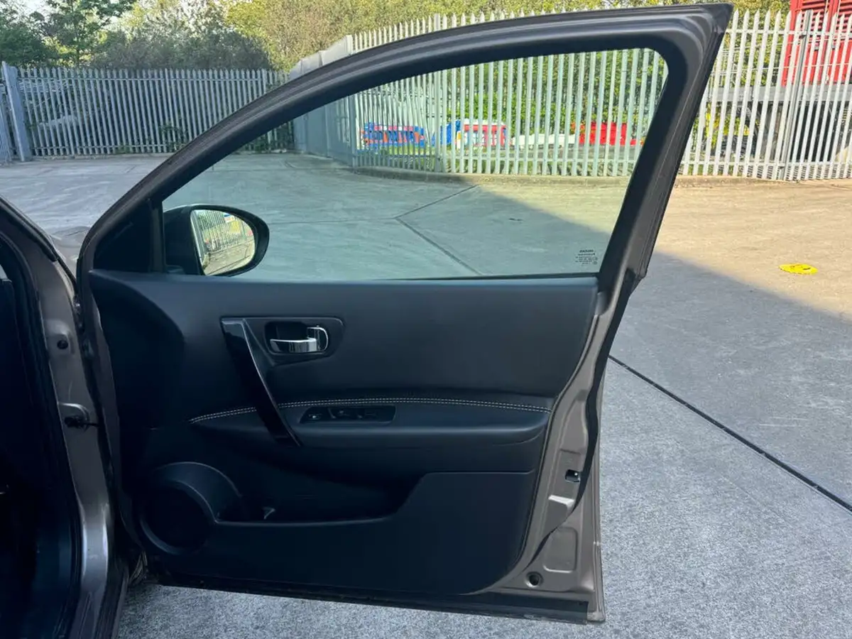 2013-nissan-qashqai-20-360-cvt-big-23