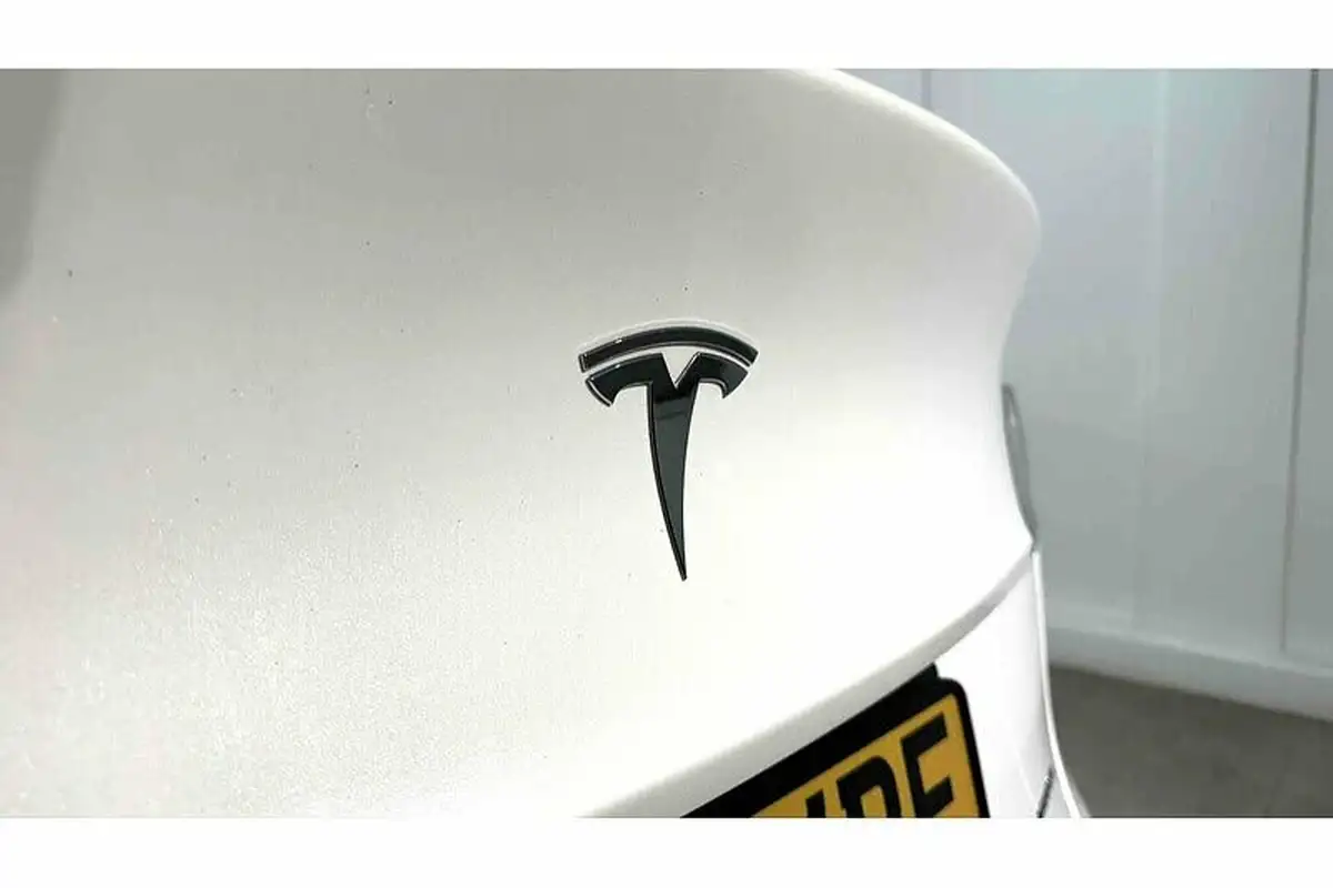 2022-tesla-model-y-e-long-range-big-10