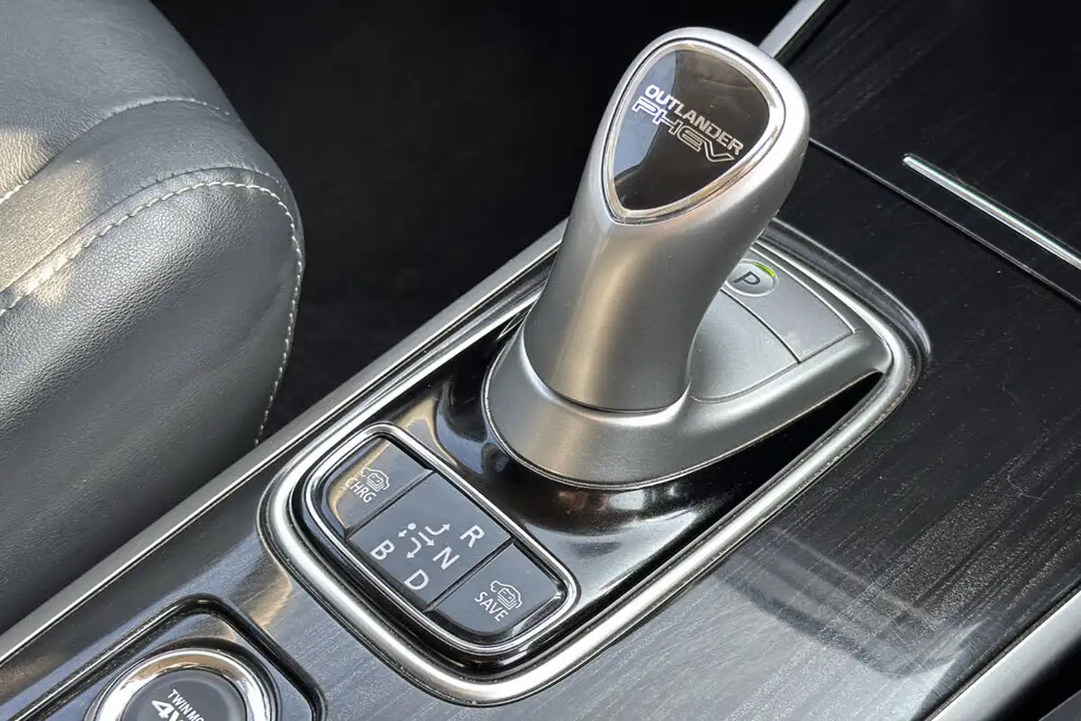 2018-mitsubishi-outlander-20-4h-phev-big-11