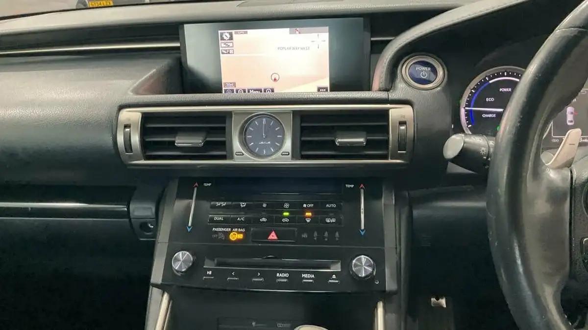 2014-lexus-is-300h-25-luxury-big-12