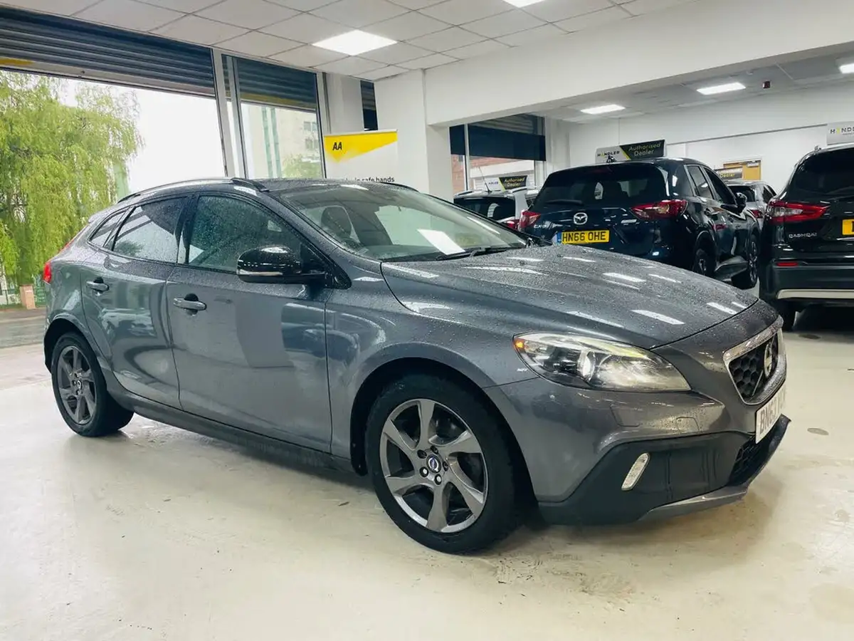 2013-volvo-v40-16td-d2-cross-country-lux-nav-big-2
