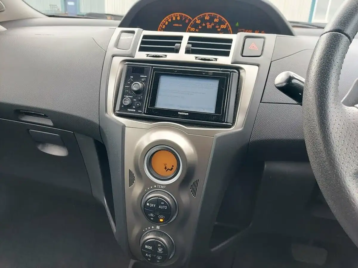 2011-toyota-yaris-133-t-spirit-101bhp-5d-mmt-big-23