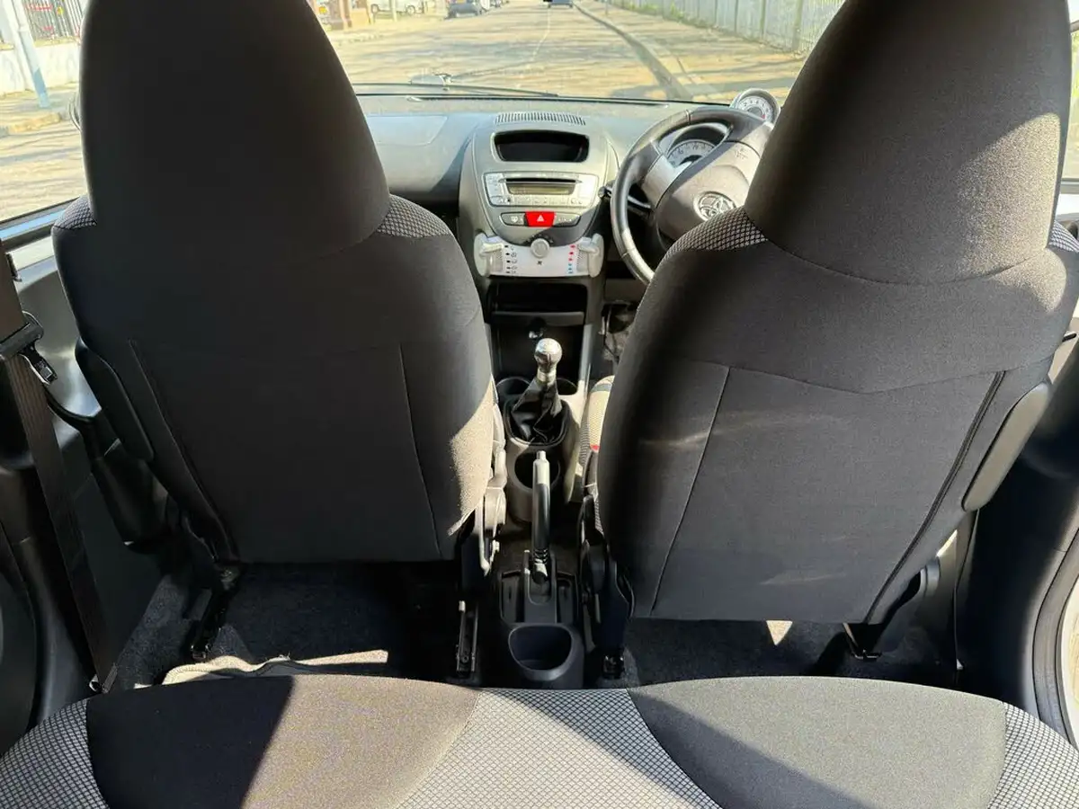 2013-toyota-aygo-10-mode-5d-big-23
