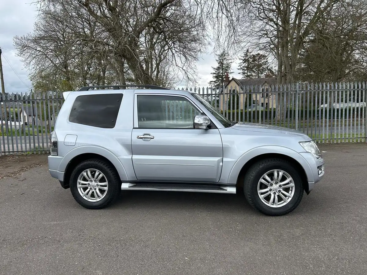 2017-mitsubishi-shogun-32td-warrior-32-di-dc-187bhpeu6-4x4-swb-window-van-auto-big-3