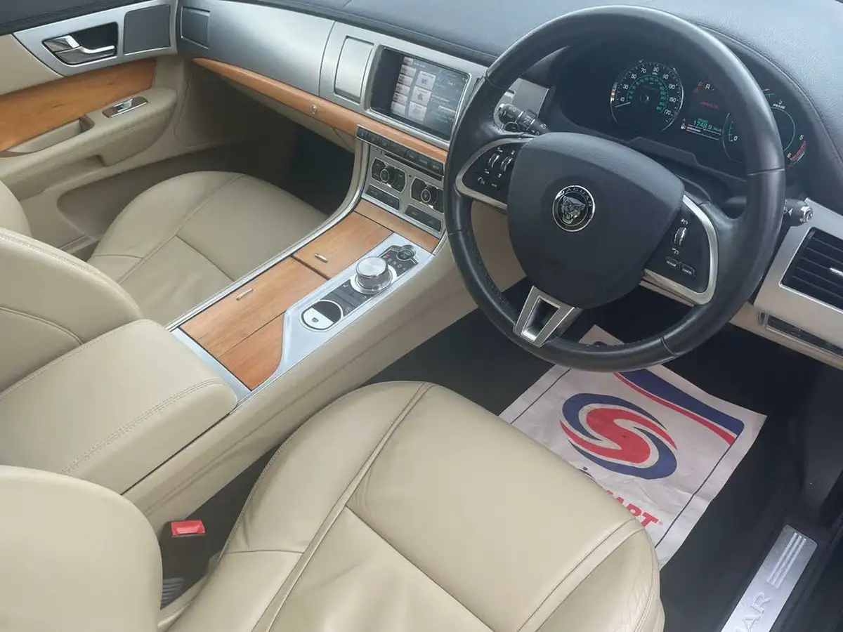 2014-jaguar-xf-22td-se-business-saloon-4d-big-9