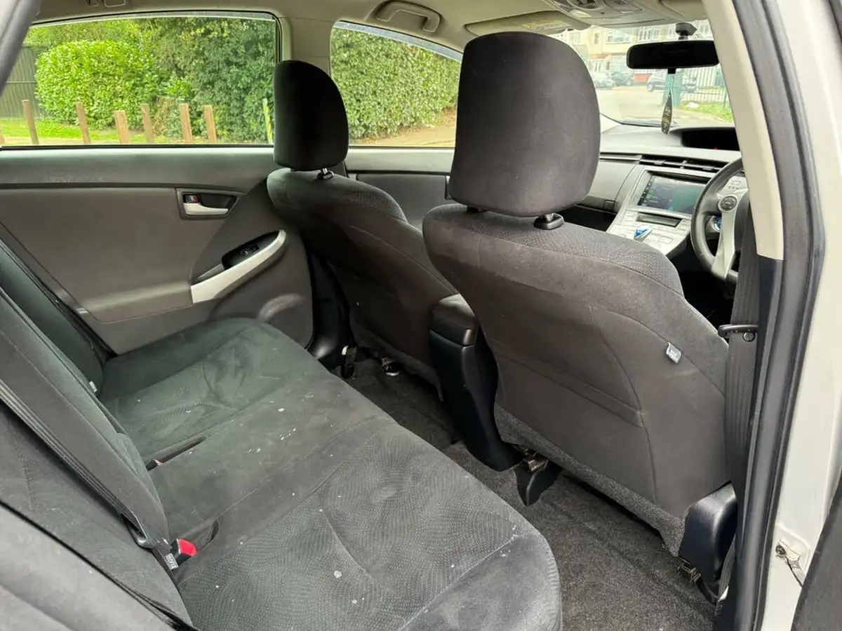 2014-toyota-prius-big-30