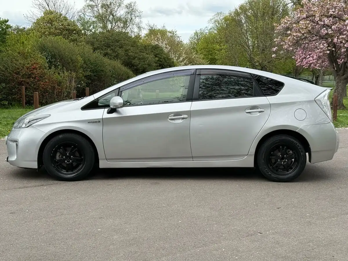 2014-toyota-prius-big-6