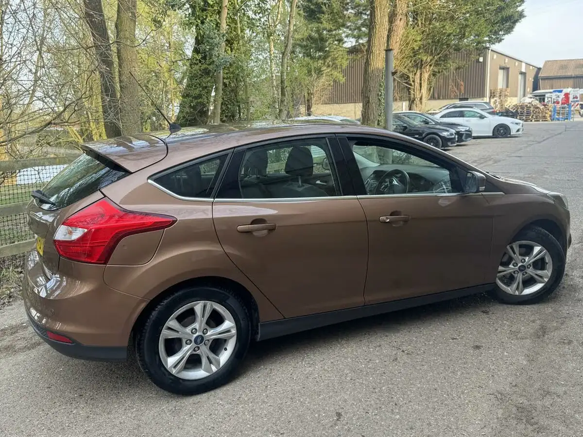 2013-ford-focus-10-zetec-100ps-hatchback-big-18