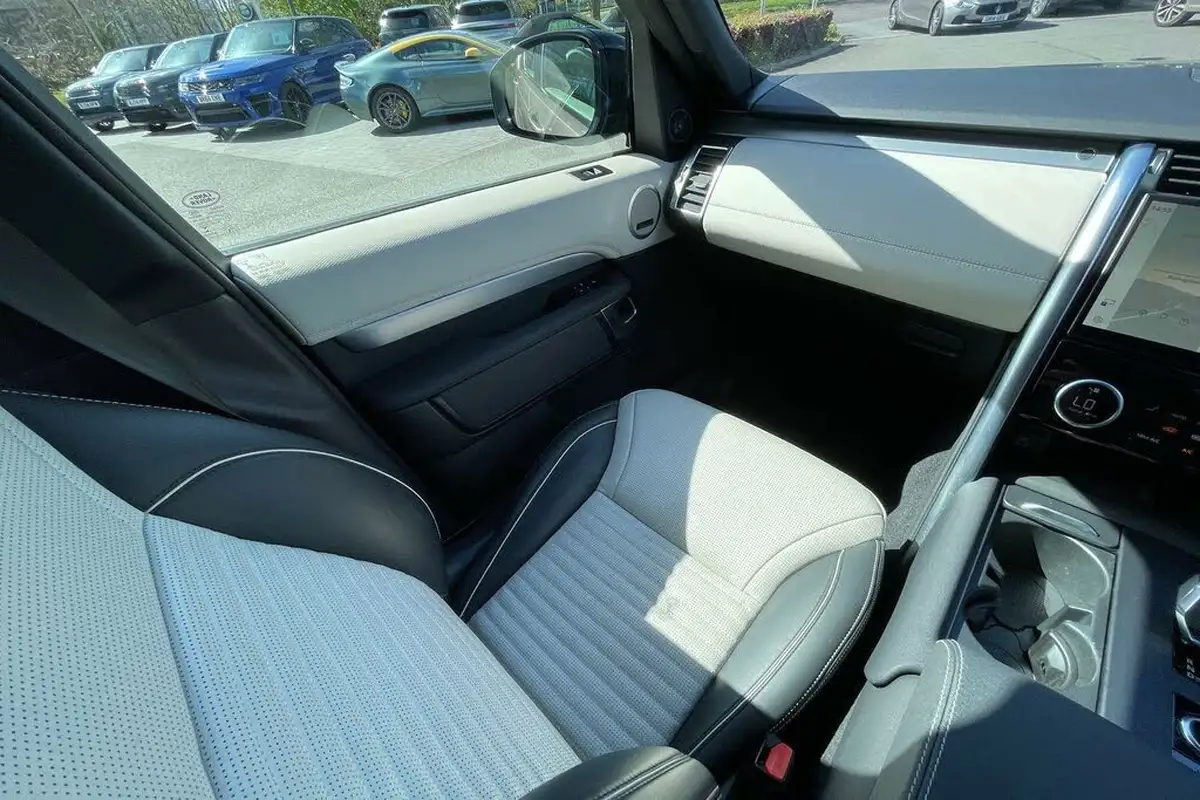 2021-land-rover-discovery-30-d300-r-dynamic-hse-big-11