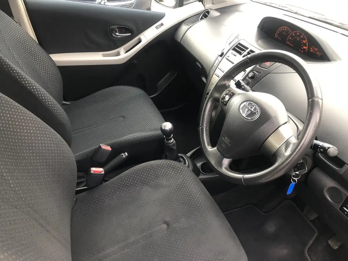 2010-toyota-yaris-133-tr-5d-big-7