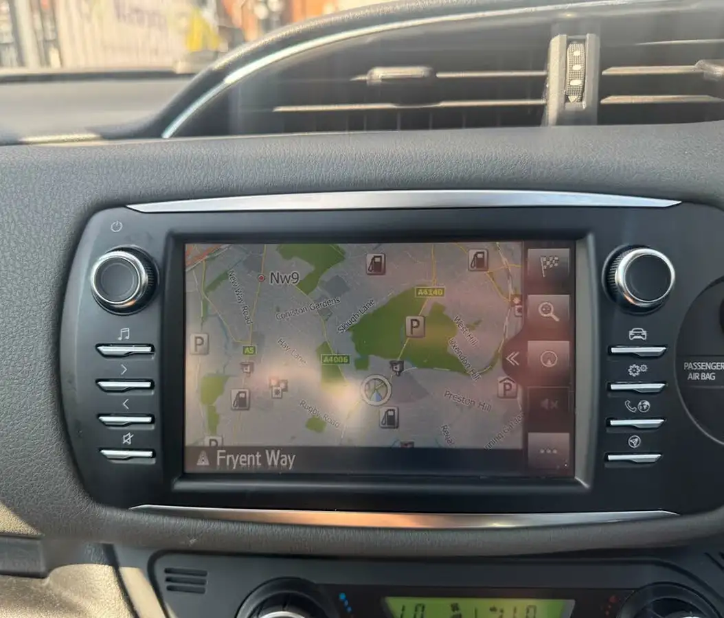 2019-toyota-yaris-15-vvt-i-icon-tech-98bhp-hybrid-1497cc-e-cvt-big-37