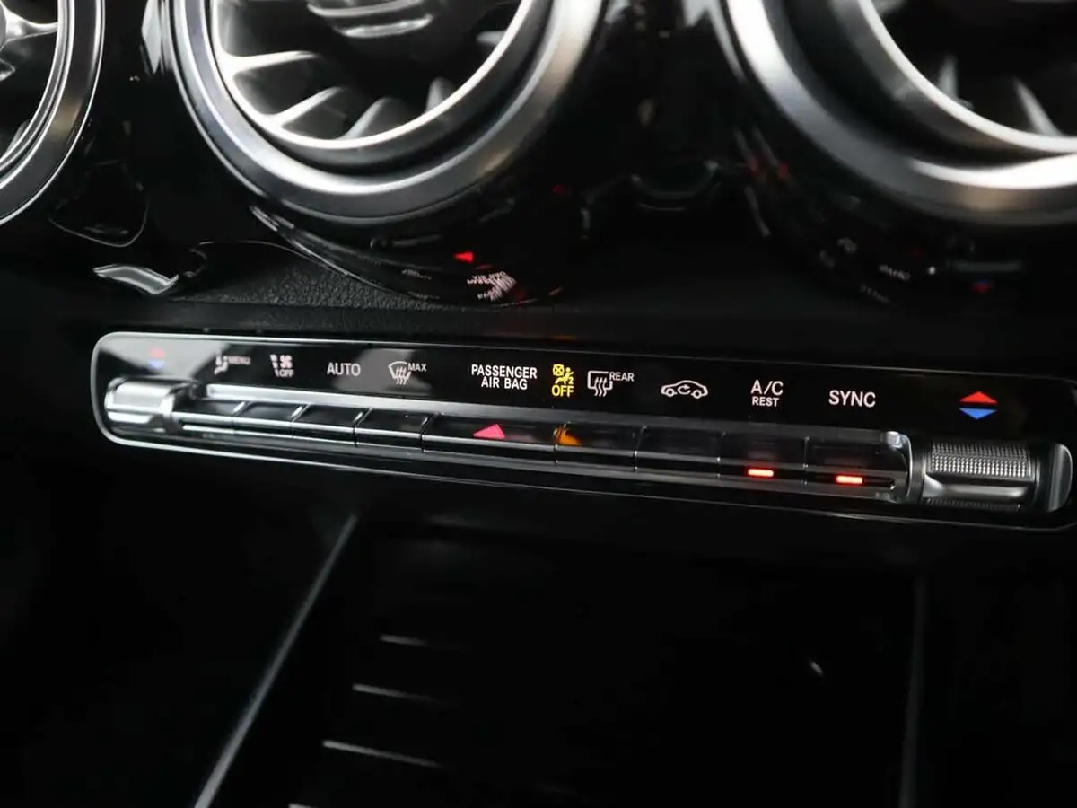 2020-mercedes-benz-glb-class-13-glb200-amg-line-premium-big-16