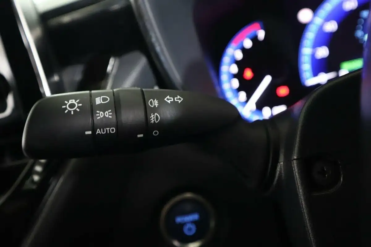 2021-toyota-corolla-18-vvt-i-icon-tech-spare-wheel-touring-sports-5d-big-42