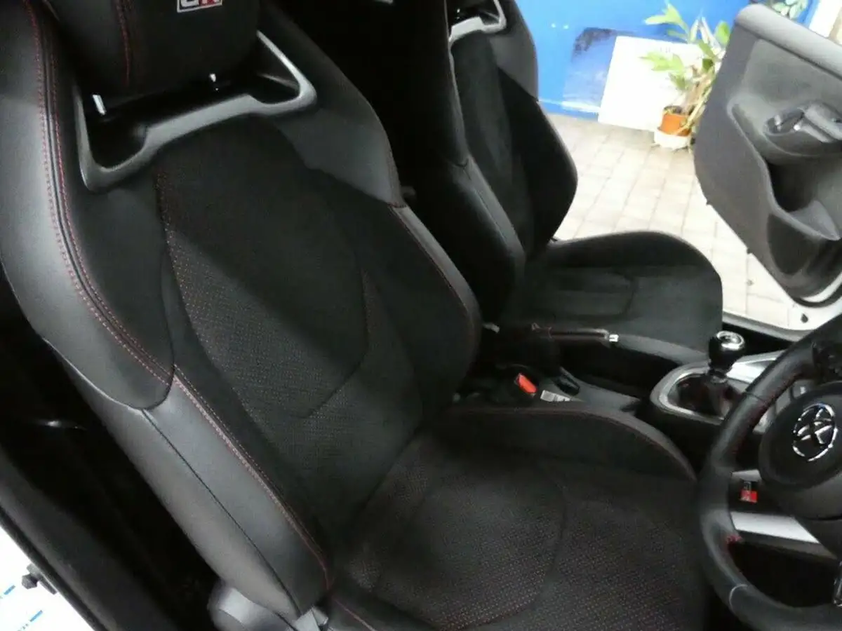 2021-toyota-yaris-16-gr-convenience-pack-big-50