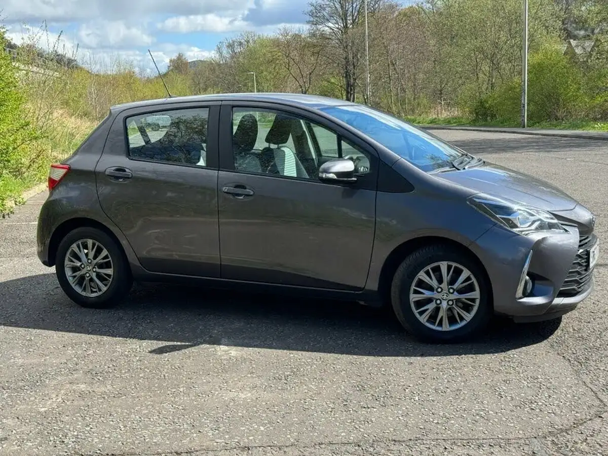 2017-toyota-yaris-15-vvt-i-icon-navi-big-3