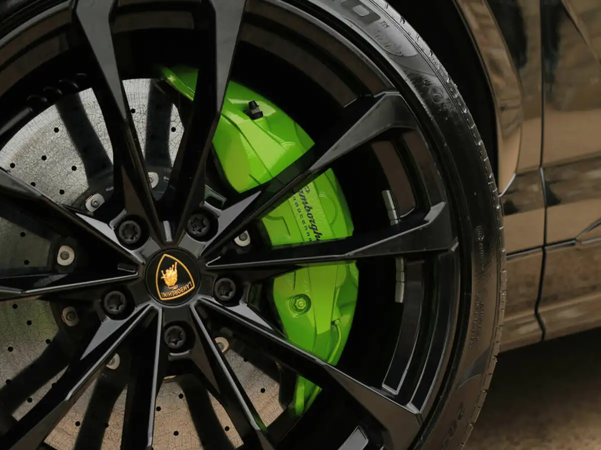 2024-lamborghini-urus-40-no-trim-big-11