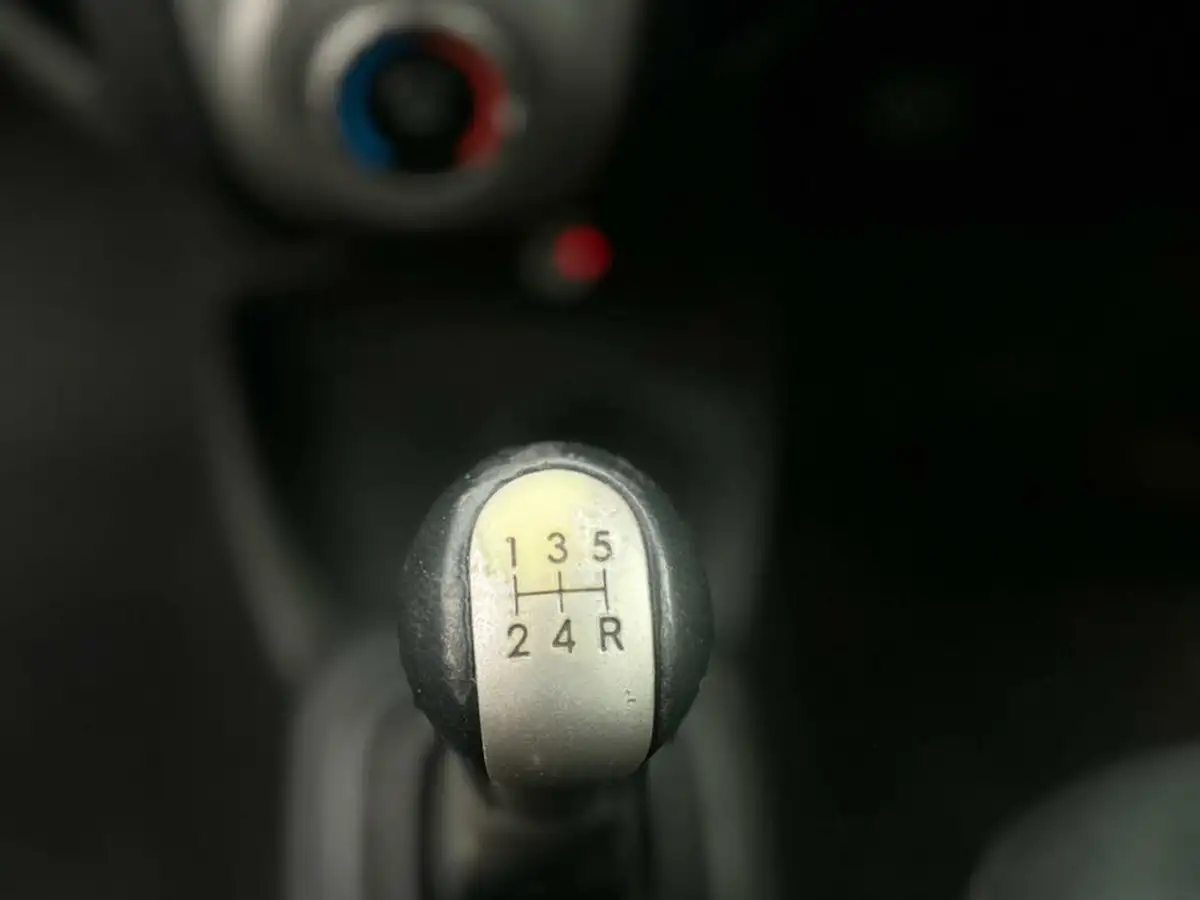 2008-toyota-yaris-10-tr-5d-big-11