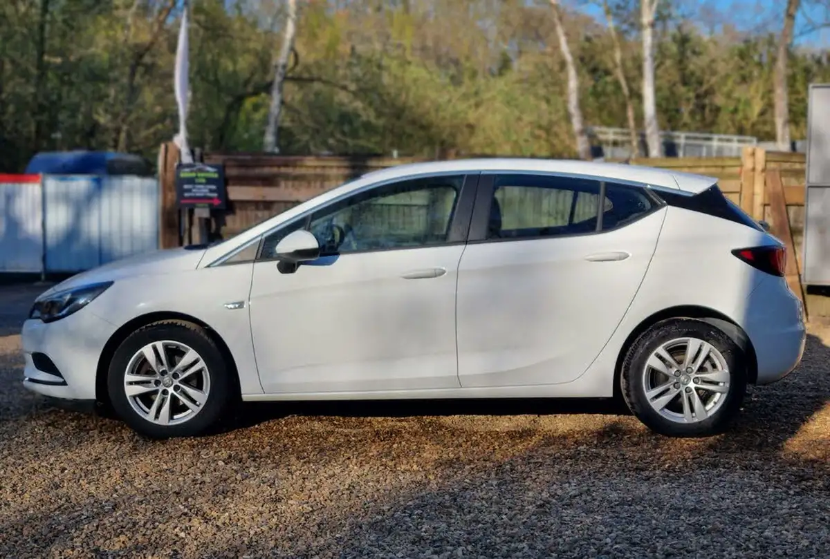 2016-vauxhall-astra-16cdti-design-110ps-ecoflex-ss-hatchback-big-8