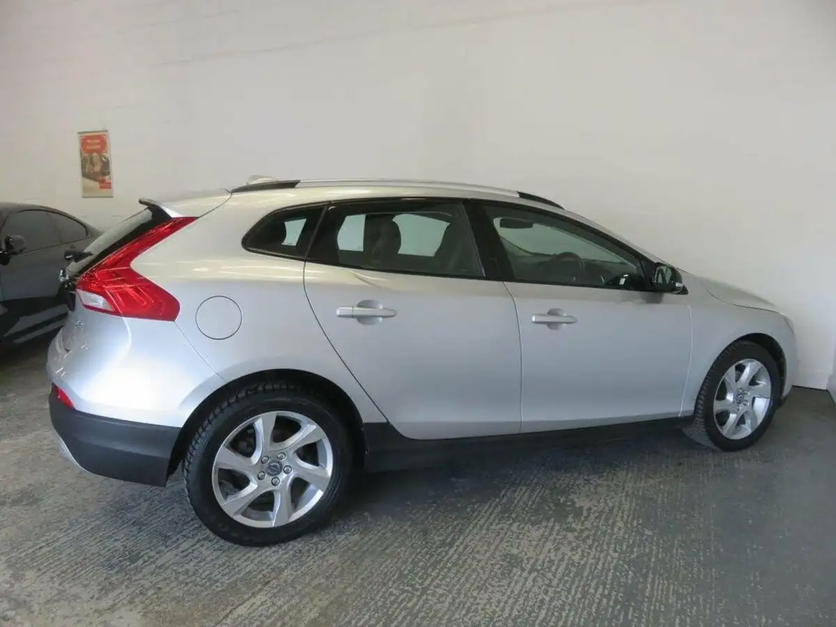 2015-volvo-v40-16td-d2-cross-country-lux-nav-big-7