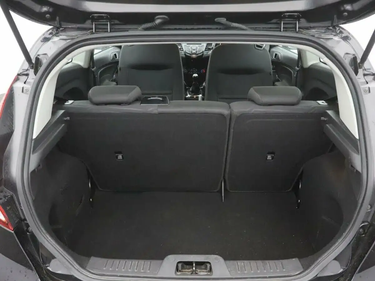 2016-ford-fiesta-125-zetec-3d-big-18