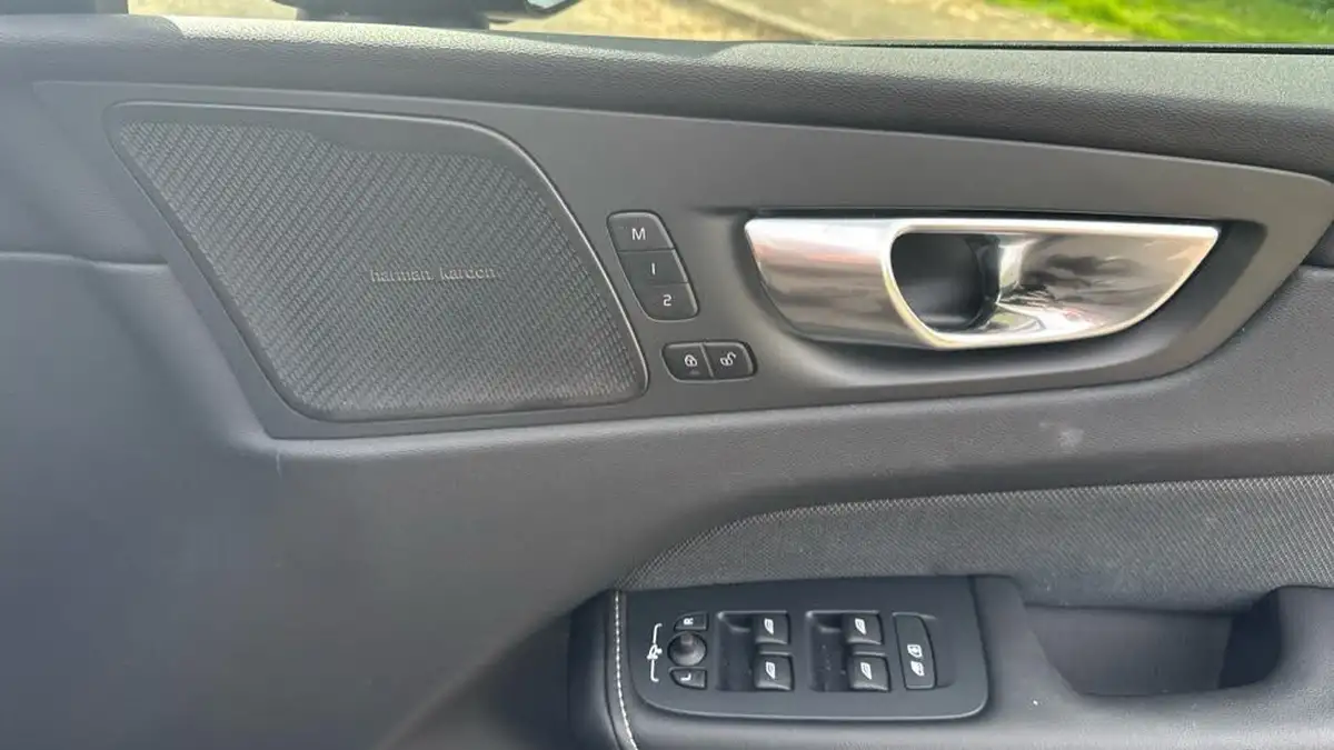 2025-volvo-xc60-20-b5-plus-black-edition-big-14