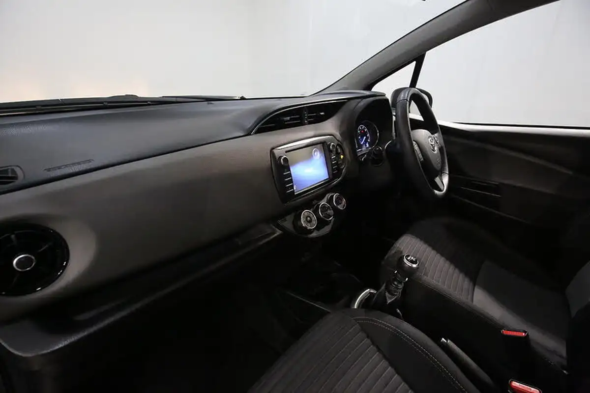 2019-toyota-yaris-15-vvt-i-icon-tech-111bhp-1496cc-big-17