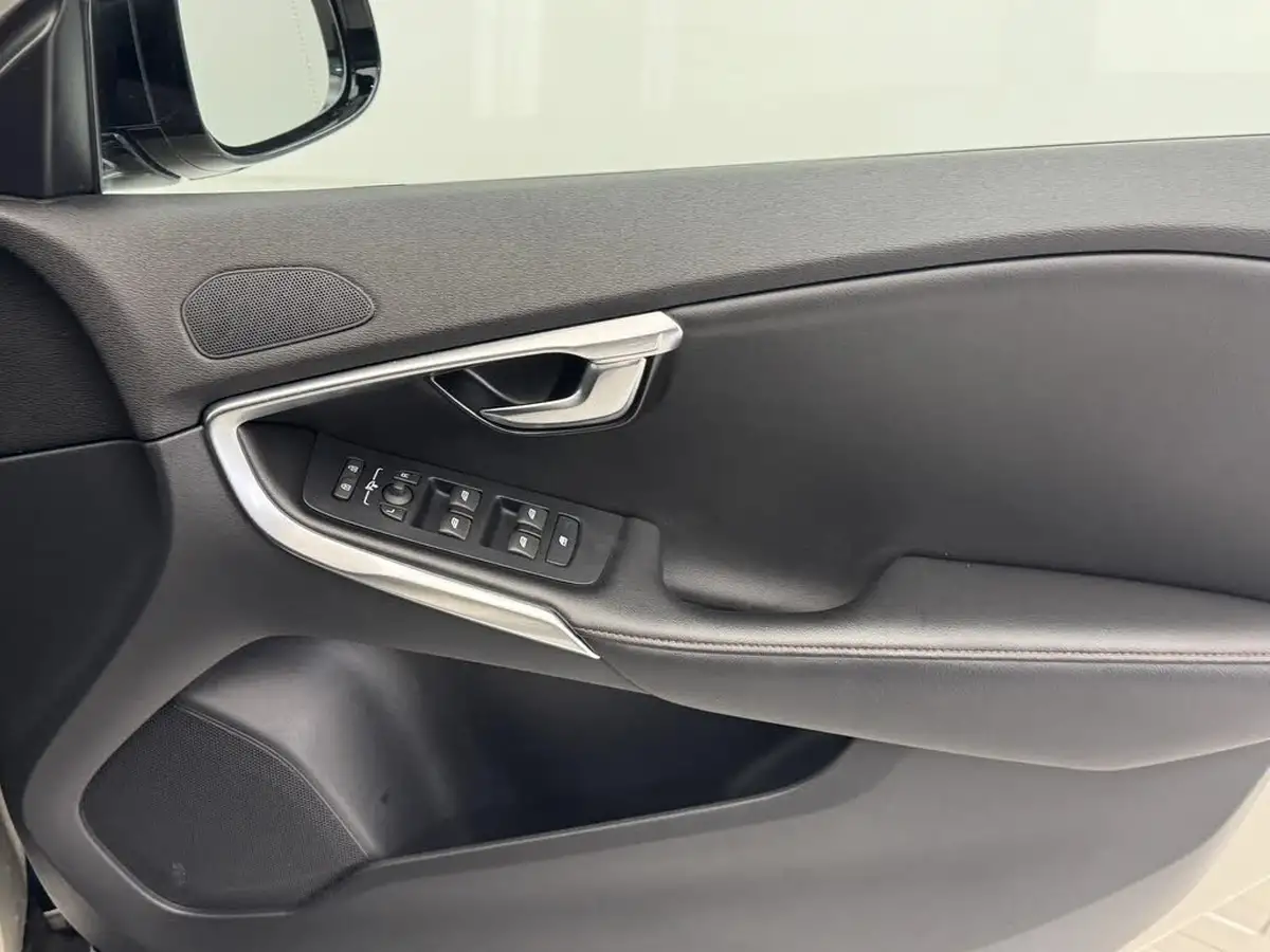 2016-volvo-v40-20-t3-cross-country-pro-big-15