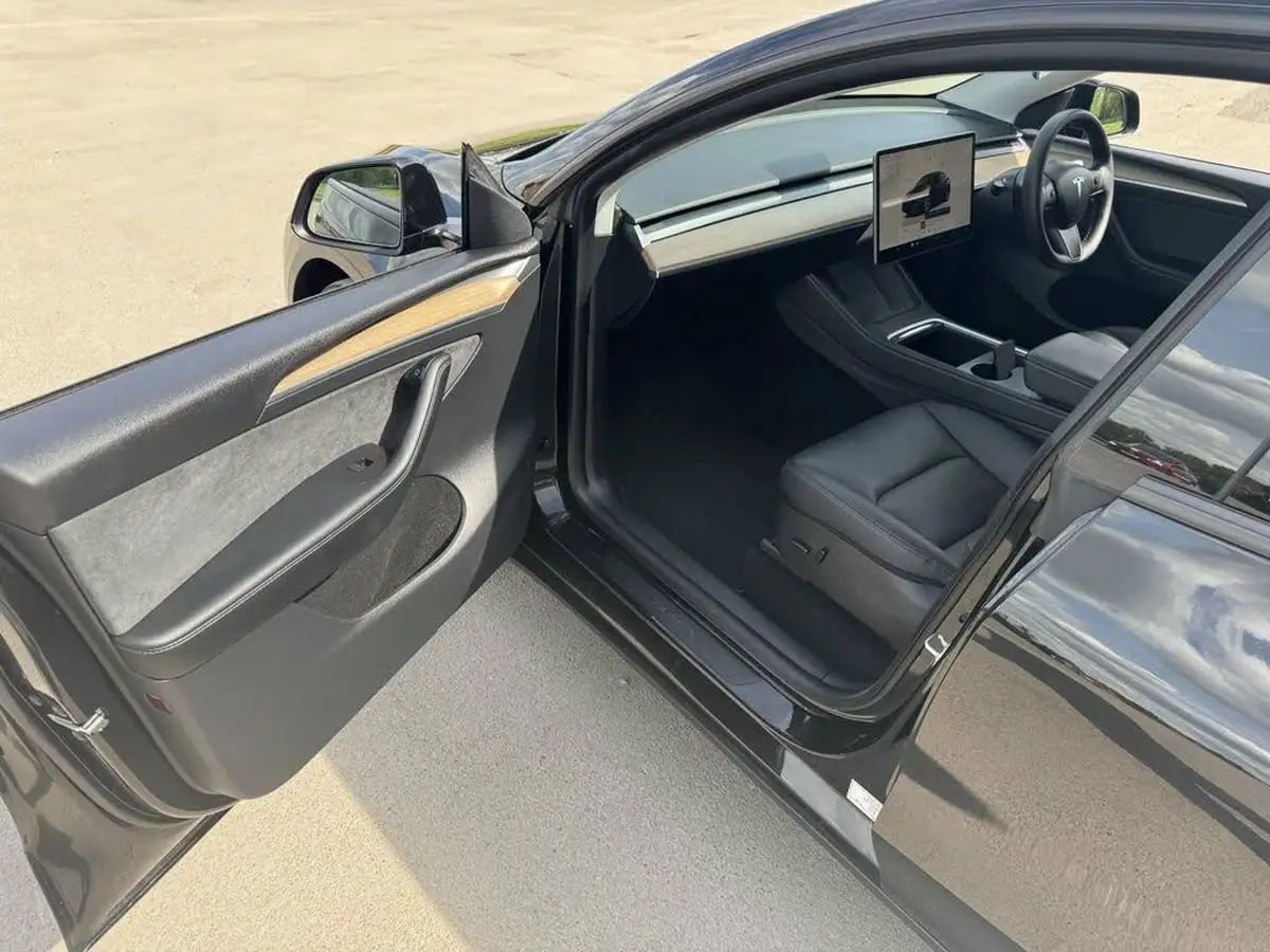 2022-tesla-model-y-e-long-range-big-25