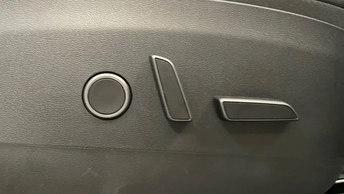 2022-tesla-model-y-e-long-range-big-25