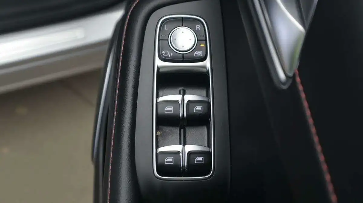 2024-mg-hs-15t-gdi-se-162ps-1490cc-big-6