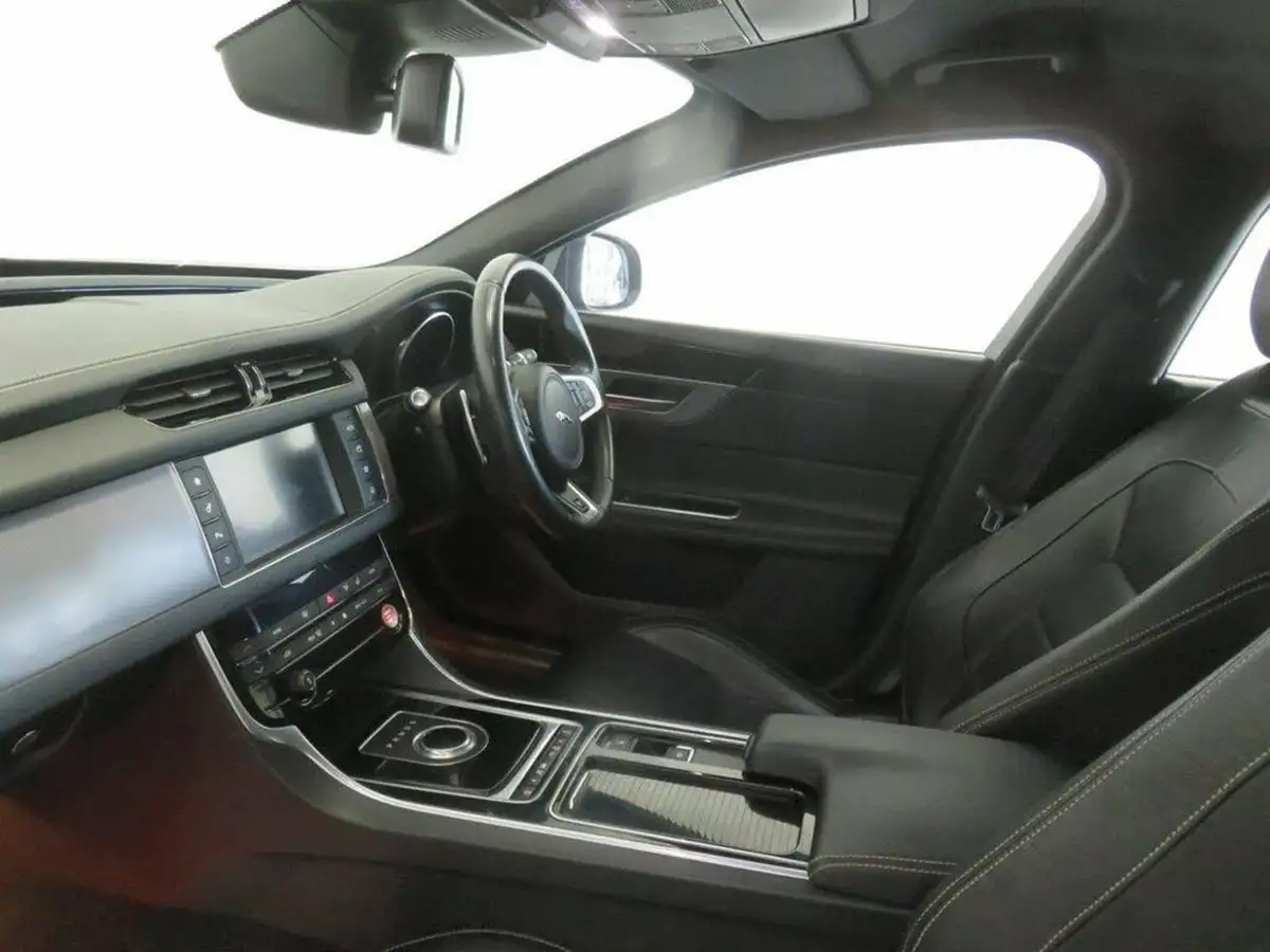 2017-jaguar-xf-20td-r-sport-180ps-saloon-4d-1999cc-auto-big-44