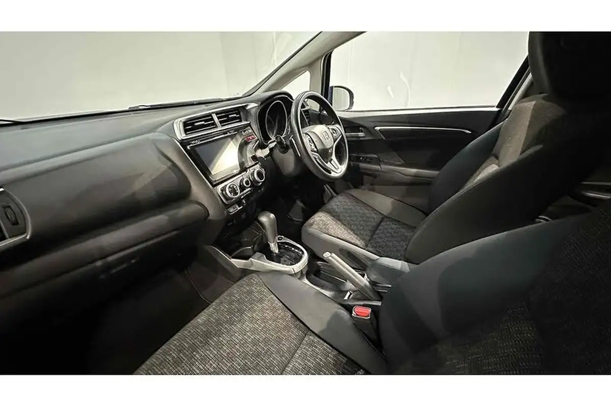 2017-honda-jazz-13-i-vtec-se-cvt-big-15