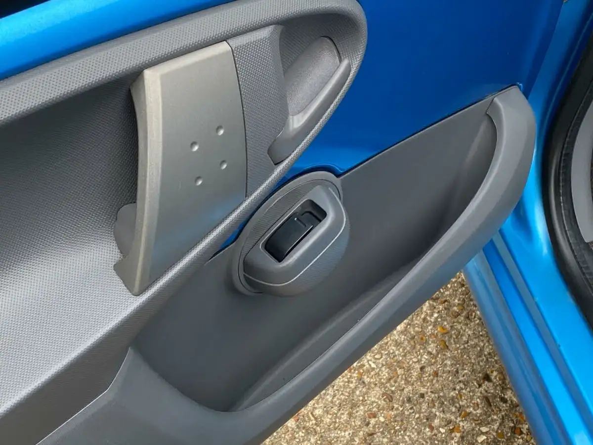 2008-peugeot-107-10-urban-3d-big-37