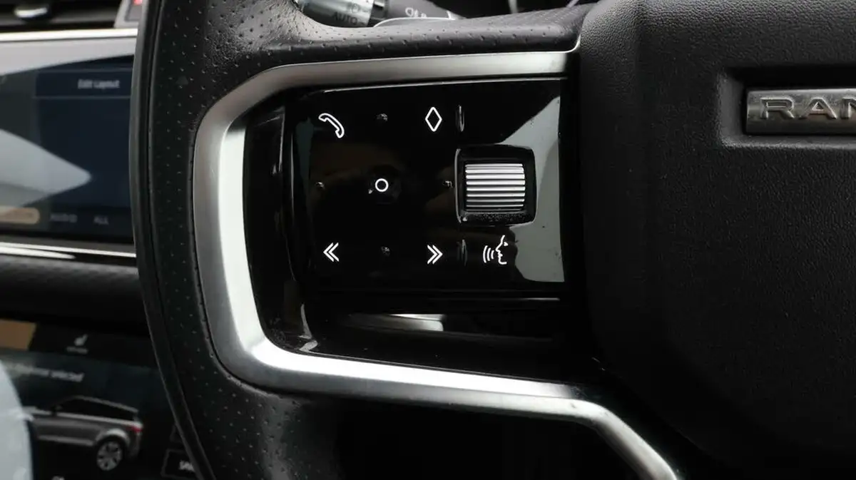 2021-land-rover-range-rover-evoque-15-p300e-r-dynamic-s-big-23