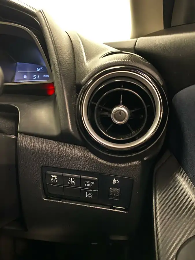 2015-mazda-mazda2-15-se-l-90ps-big-23