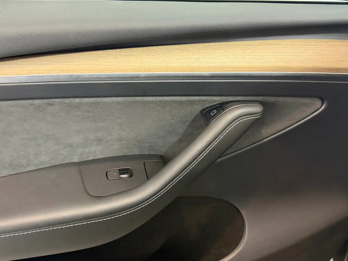 2022-tesla-model-y-e-long-range-big-17
