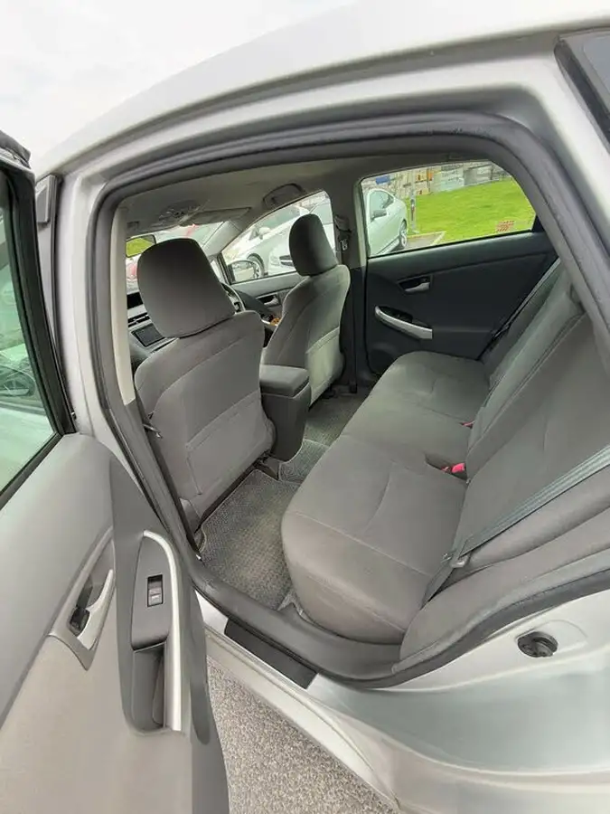 2011-toyota-prius-big-26