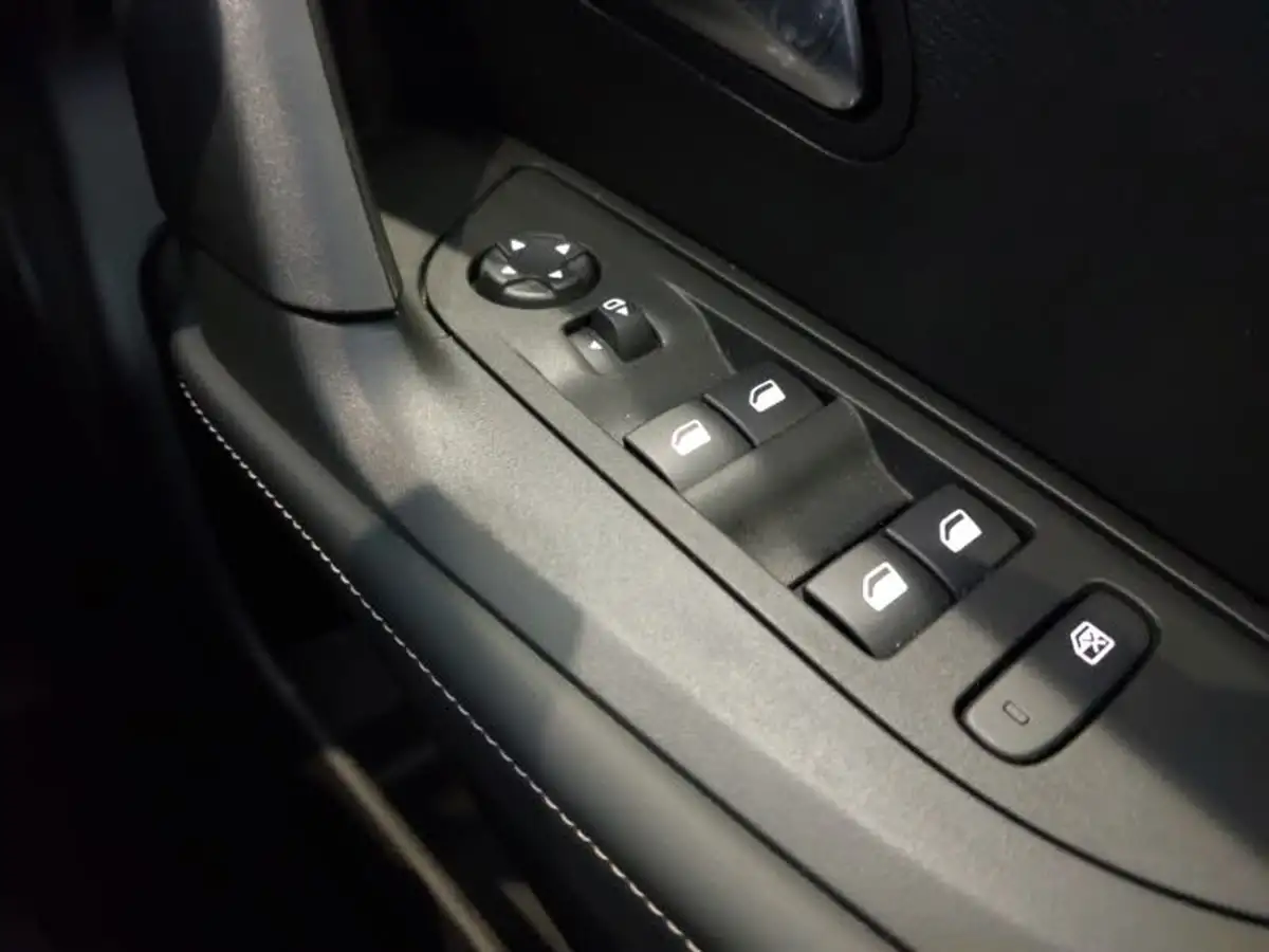 2024-peugeot-2008-suv-12-puretech-allure-130ps-big-18