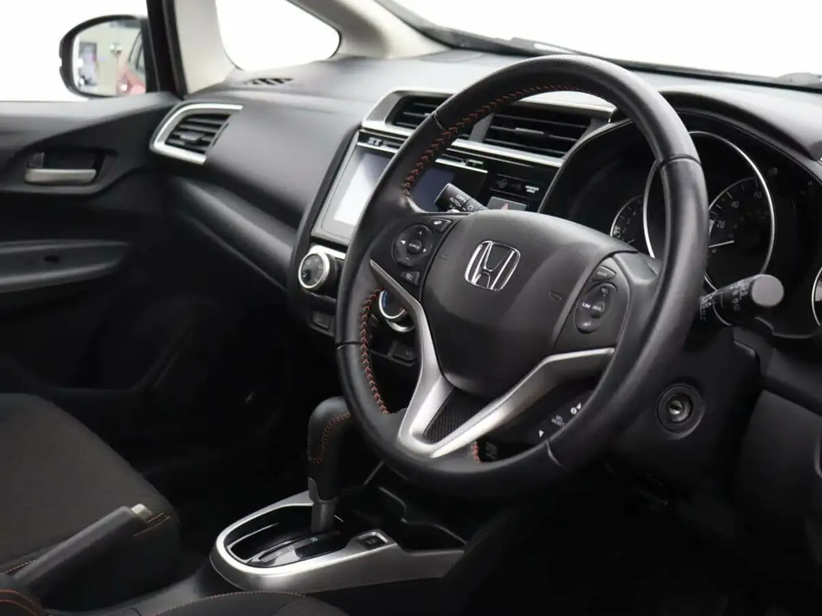 2019-honda-jazz-15-i-vtec-sport-navi-cvt-big-5