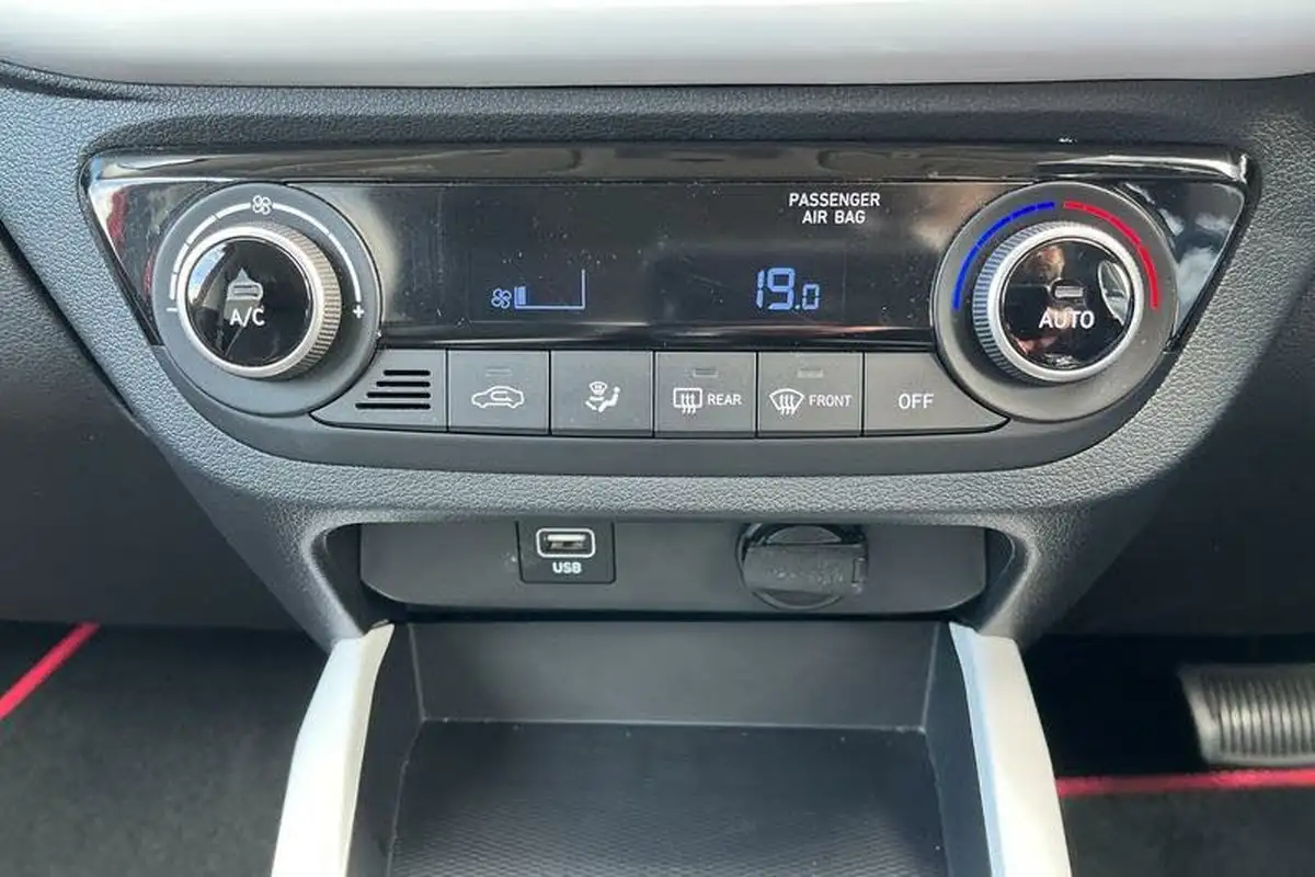 2022-hyundai-i10-12-premium-auto-big-31