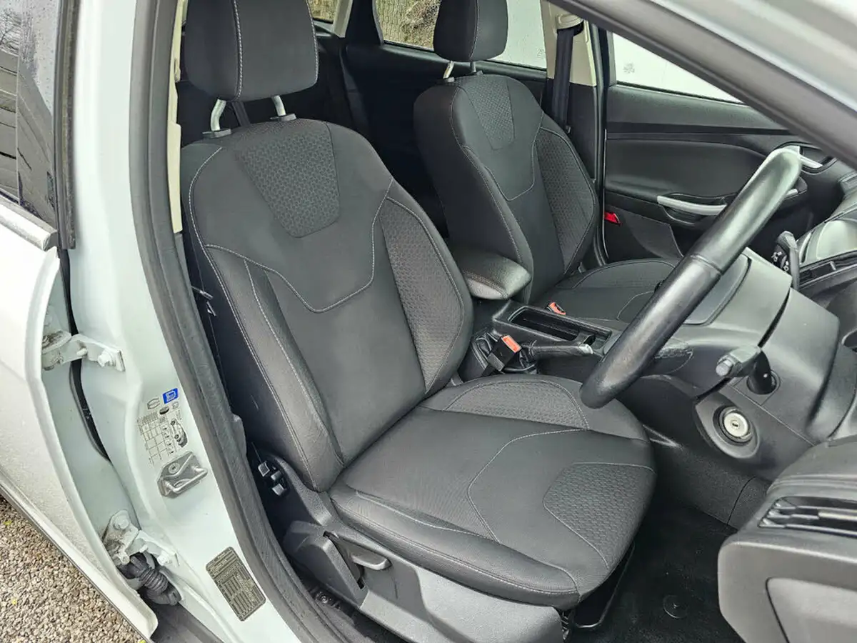 2016-ford-focus-10t-zetec-125ps-hatchback-big-5