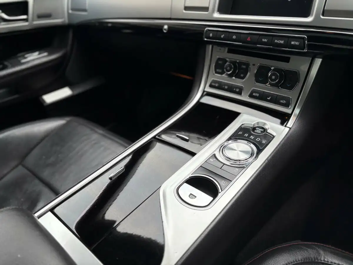 2015-jaguar-xf-22td-r-sport-black-saloon-4d-big-55
