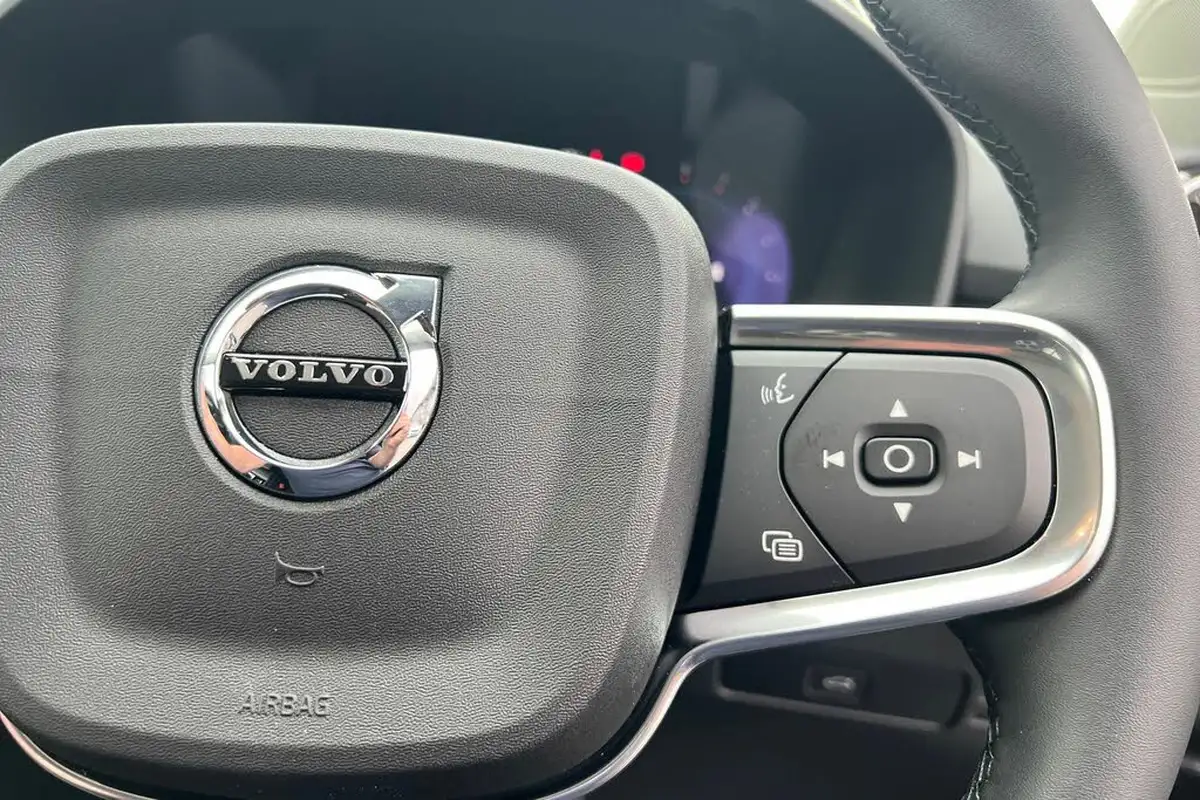 2024-volvo-xc40-20-b3-ultra-bright-big-11