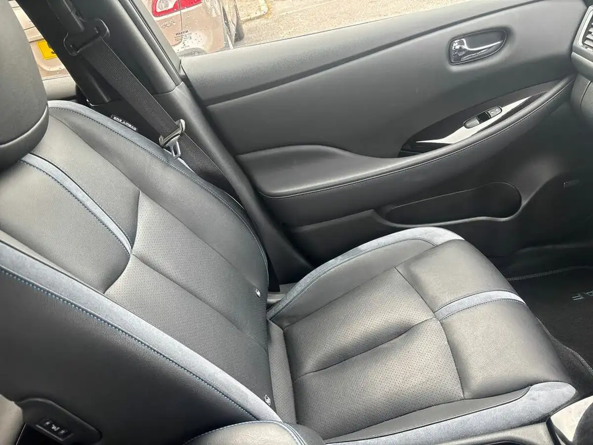 2019-nissan-leaf-e-tekna-big-39