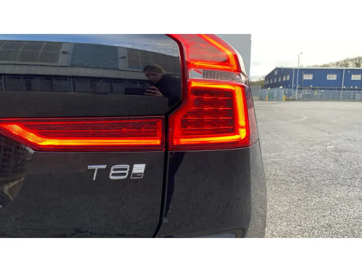 2024-volvo-xc60-20-t8-ultra-dark-big-39